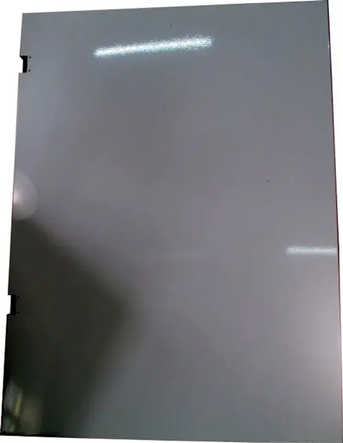 Weiße, flache Abdeckung mit einer glatten Oberfläche, die für die seitliche Montage an Geräten von Wolf geeignet ist. Klar erkennbar in einer neutralen Umgebung.